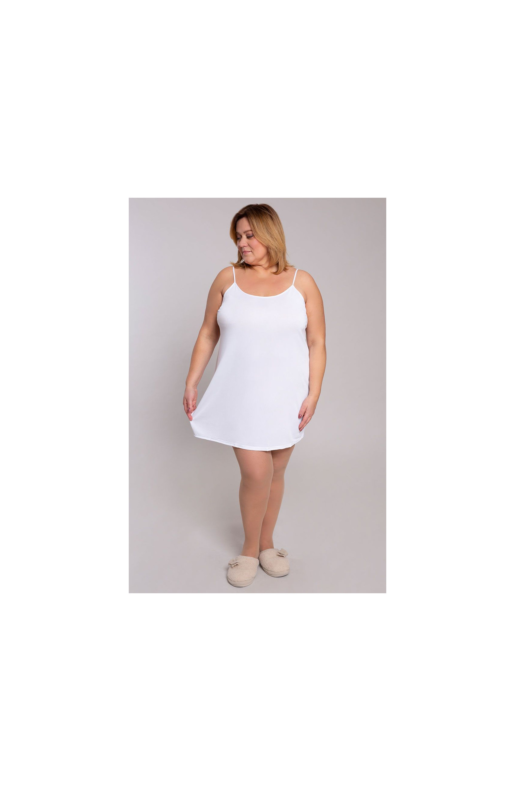 Apatinė baltos spalvos suknelė su petnešėlėmis