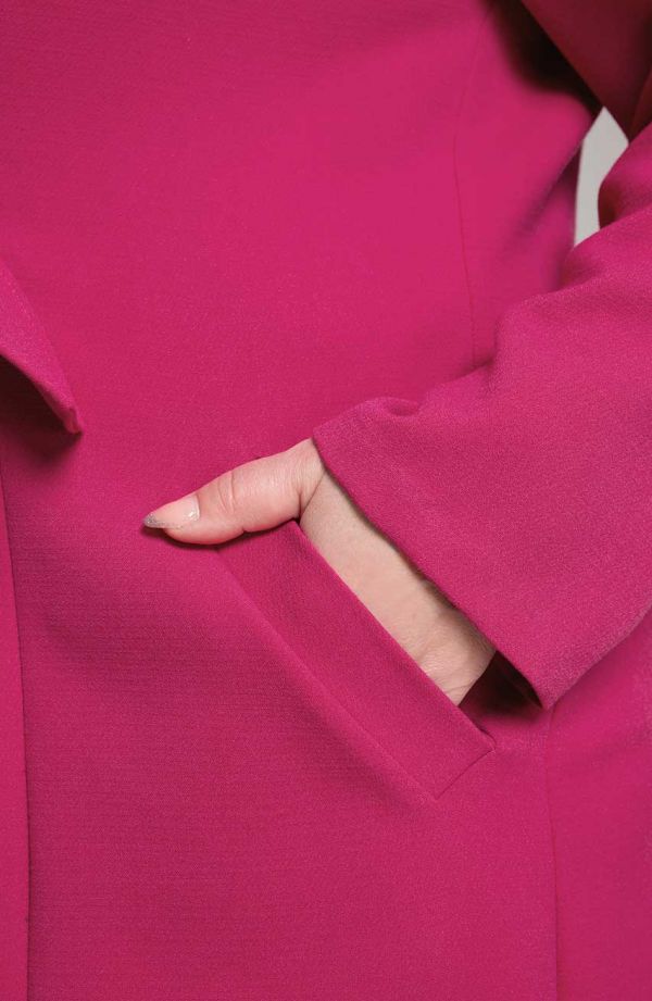 Rubino spalvos kaklaraiščių paltas