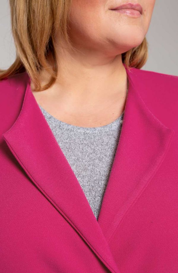Rubino spalvos kaklaraiščių paltas