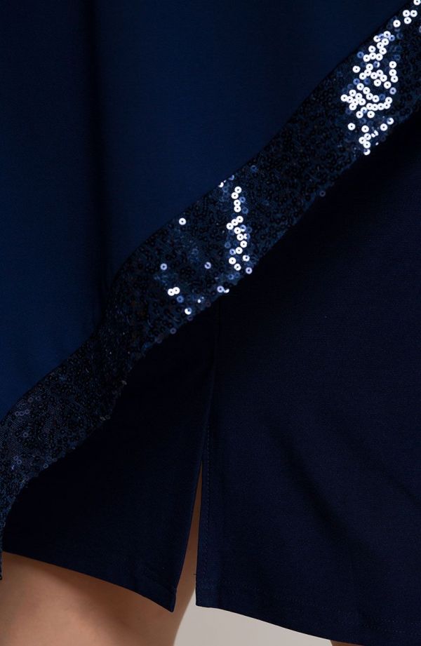 Asimetriška tamsiai mėlyna suknelė su blizgučiais