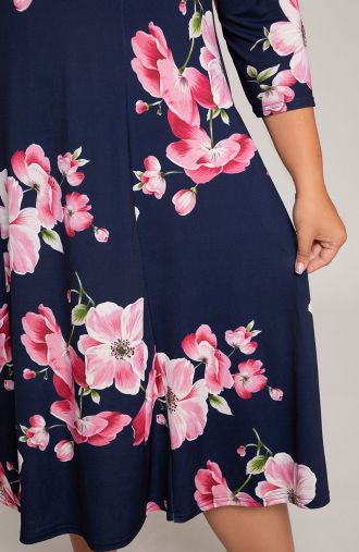 Suknelė su 3/4 rankovėmis su magnolijos gėle