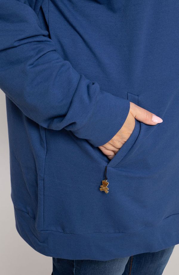 Paprastas mėlynas džemperis su gobtuvu