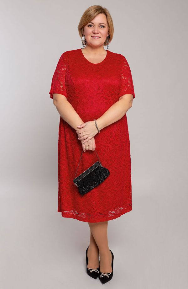 Raudona nėrinių suknelė trumpomis rankovėmis