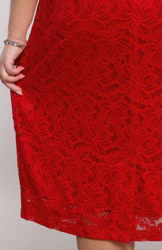 Raudona nėrinių suknelė trumpomis rankovėmis