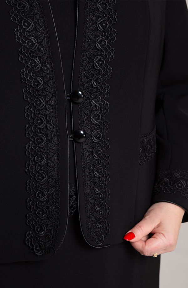 Juodas trijų dalių kostiumėlis su nėrinių akcentais