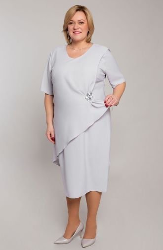 Elegantiška šviesiai pilka suknelė su sage