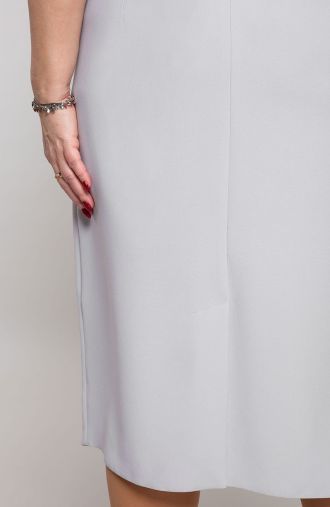 Elegantiška šviesiai pilka suknelė su sage