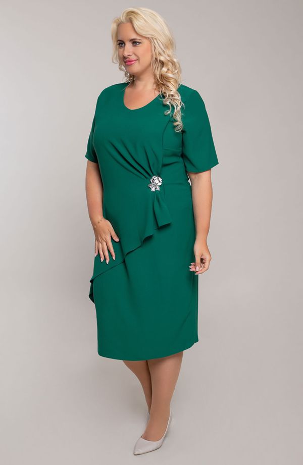 Elegantiška žalia suknelė su brože