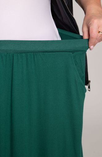 Žalias sportinio kostiumo sijonas su kišenėmis