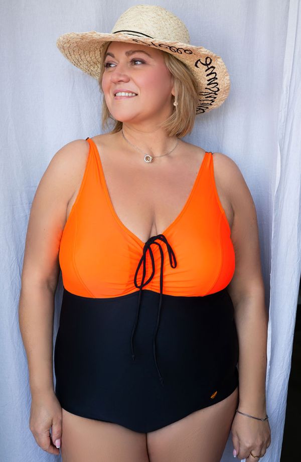 Oranžinis vientisas maudymosi kostiumėlis