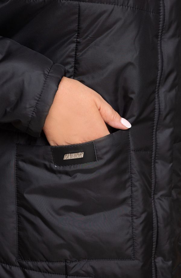 Šilta juodos spalvos striukė su kišenėmis