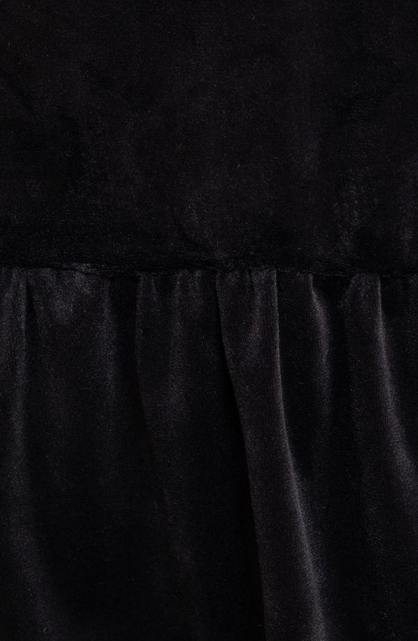 Velūro juoda suknelė su atvartais