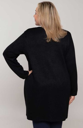 Juodas megztinis su cirkonio iškirpte