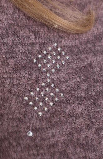 Pudros spalvos megztinis su cirkonio akmenimis