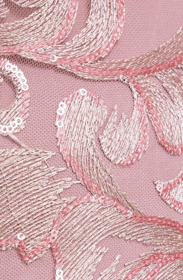 Proginė rožinė suknelė su atlasiniais nėriniais