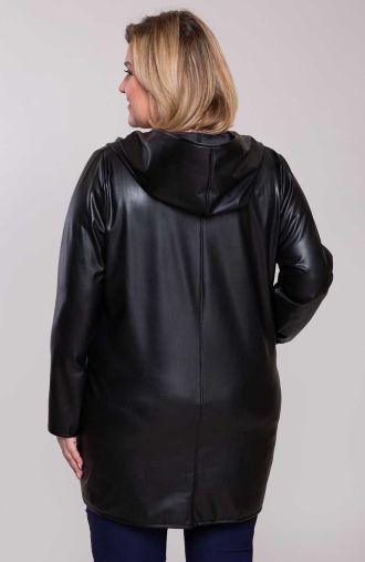 Juodas elegantiškas paltas su gobtuvu