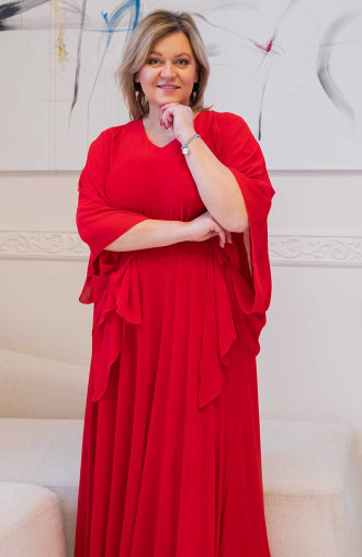 Ilga raudona platėjanti maksi suknelė su šifonine mantile ir V formos iškirpte Madingi dideli dydžiai