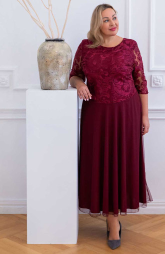 Burgundijos plius dydžio moteriška vakarinė suknelė su blizgučiais nėrinių viršumi - gėlių raštas | Madingi plius dydžiai