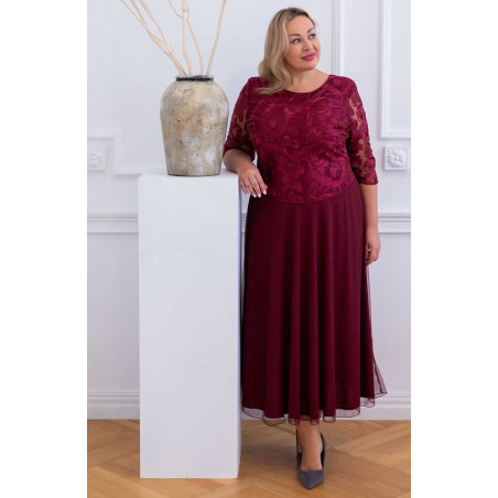 Burgundijos plius dydžio moteriška vakarinė suknelė su blizgučiais nėrinių viršumi - gėlių raštas | Madingi plius dydžiai