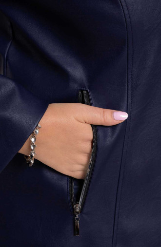Klasikinė tamsiai mėlyna moteriška plius dydžio striukė iš ekologiškos odos Madingi dideli dydžiai