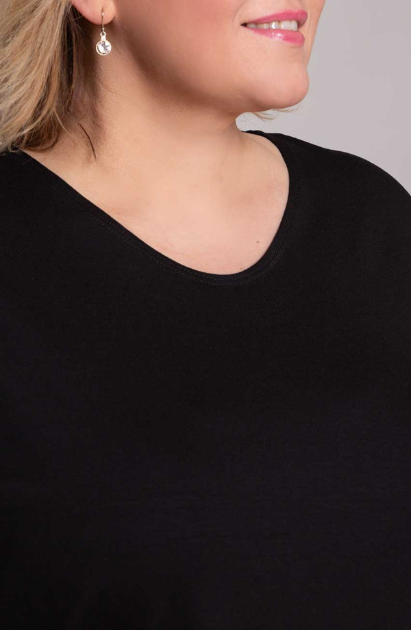 Juodi paprasto trikotažo moteriški plius dydžio marškinėliai | Madingi dideli dydžiai