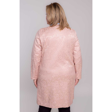 Rožinis paltas su modeliu