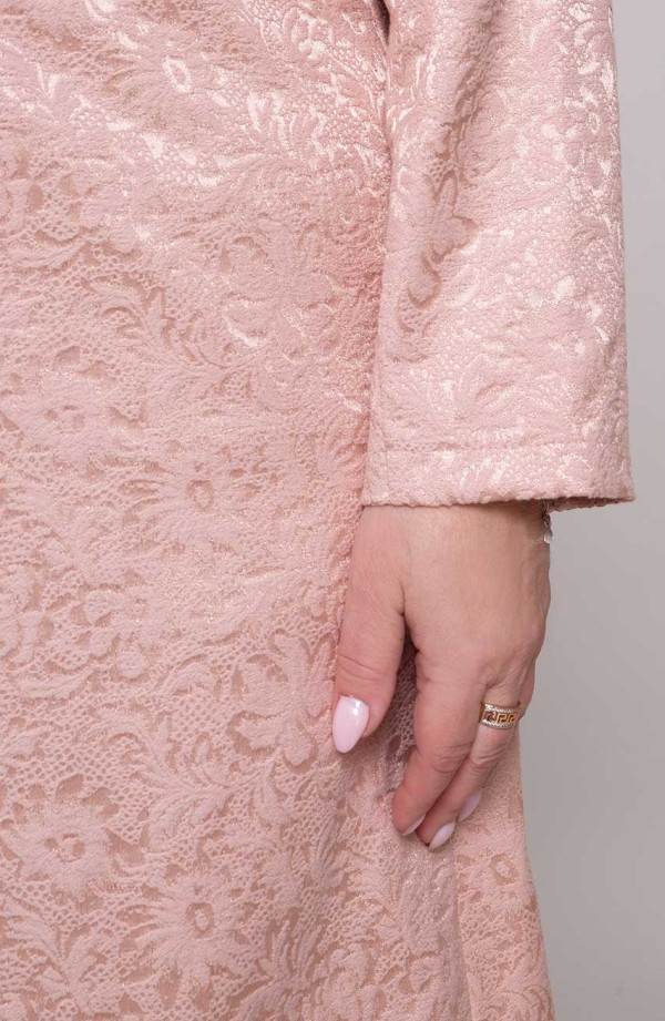 Rožinis paltas su modeliu