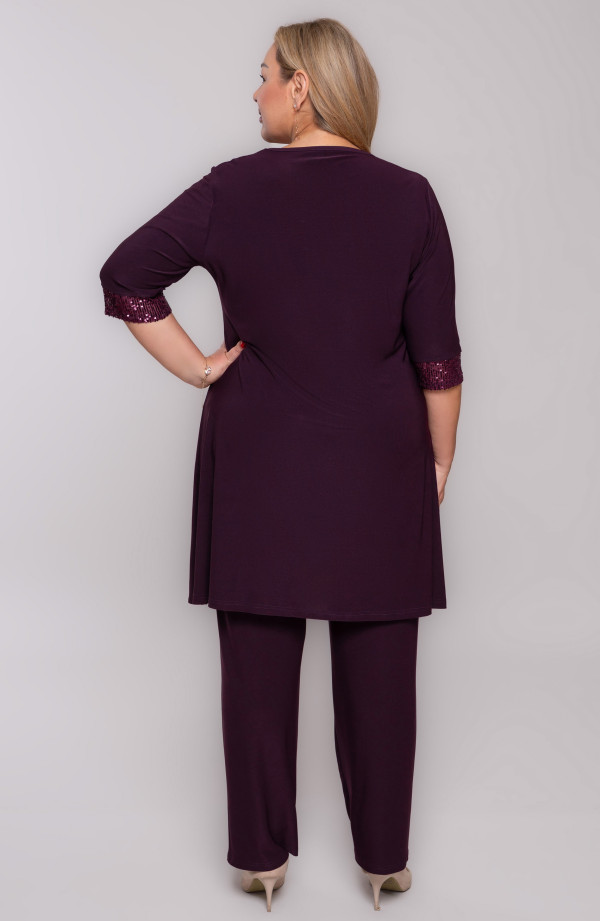 Elegantiškas violetinis moteriškas kostiumas su kelnėmis ir ilgesne tunika bei 3/4 rankovėmis vestuvėms | Madingi dideli dydžiai