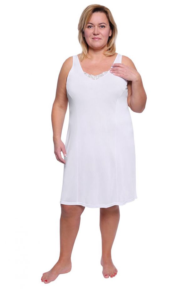 Apatinė baltos spalvos suknelė su nėriniuota iškirpte