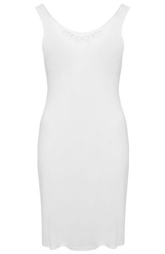 Apatinė baltos spalvos suknelė su nėriniuota iškirpte
