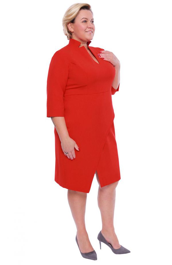 Raudona suknelė su prakirpimu