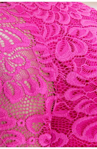 Rožinė nėriniuota suknelė trumpomis rankovėmis
