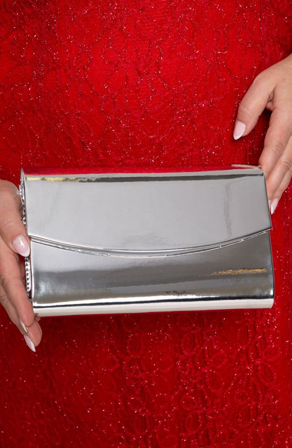 Elegancka kopertówka w srebrnym kolorze
