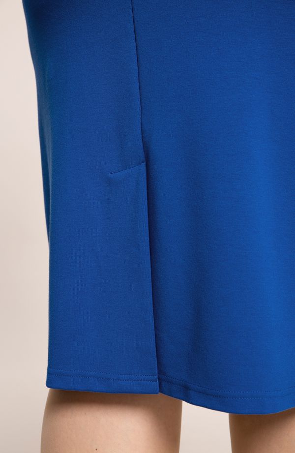 Klasyczna prosta spódnica w chabrowym kolorze