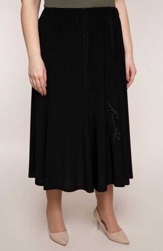 Juodas sijonas su dekoratyvine aplikacija