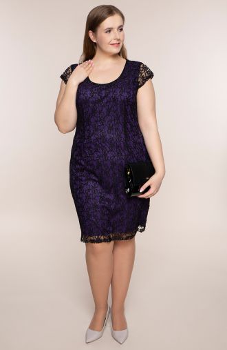 Suknelė iš juodų nėrinių su violetine spalva