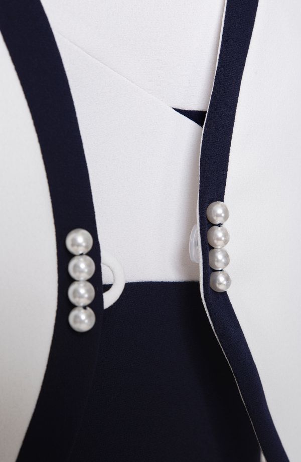 Elegantiškas tamsiai mėlynas ir kreminis kostiumas su perlais