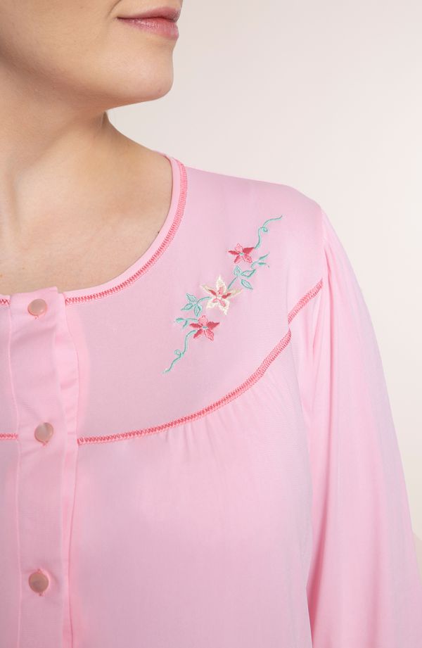 Rožinė pižama su siuvinėjimu ties iškirpte