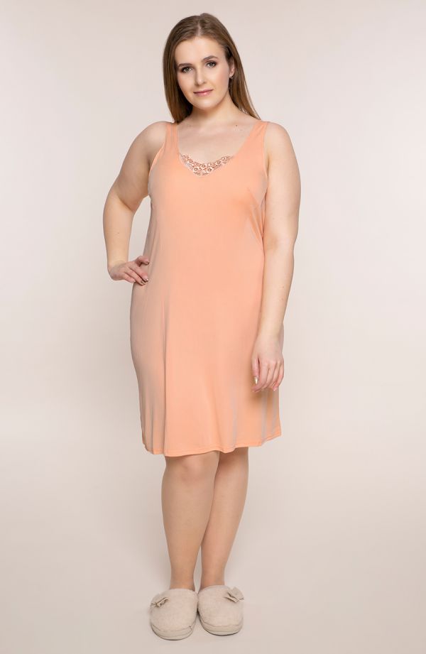 Apatinė persikų spalvos suknelė su nėriniuota iškirpte