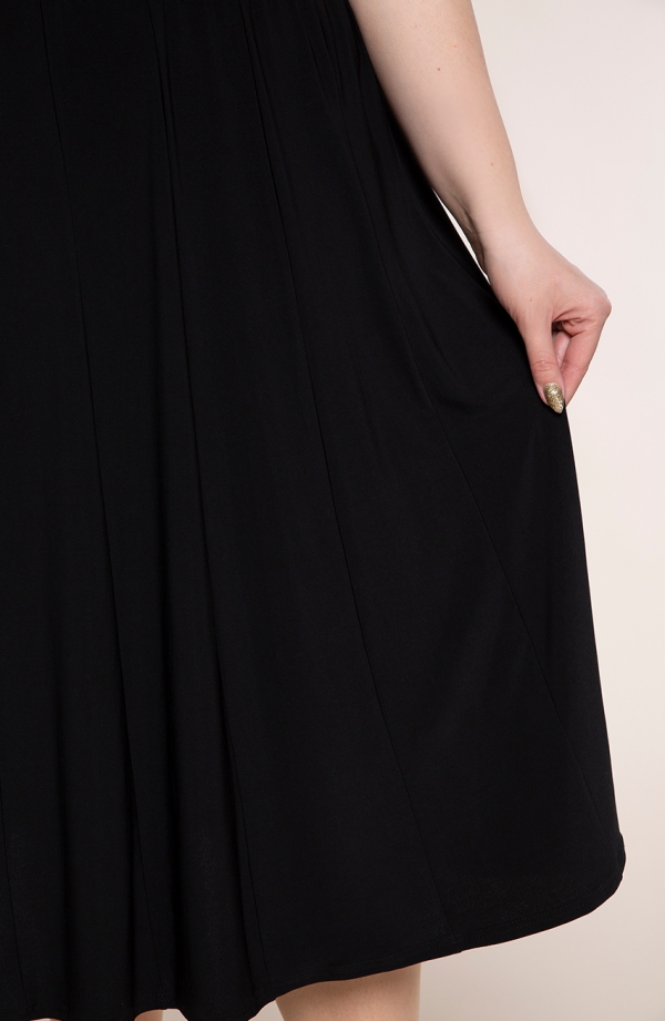 Juodas pleištinis sijonas