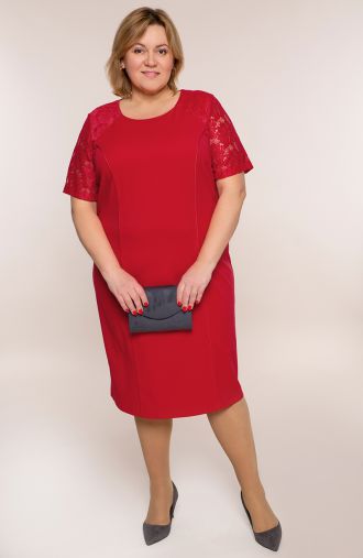 Czerwona sukienka z rękawami z koronki