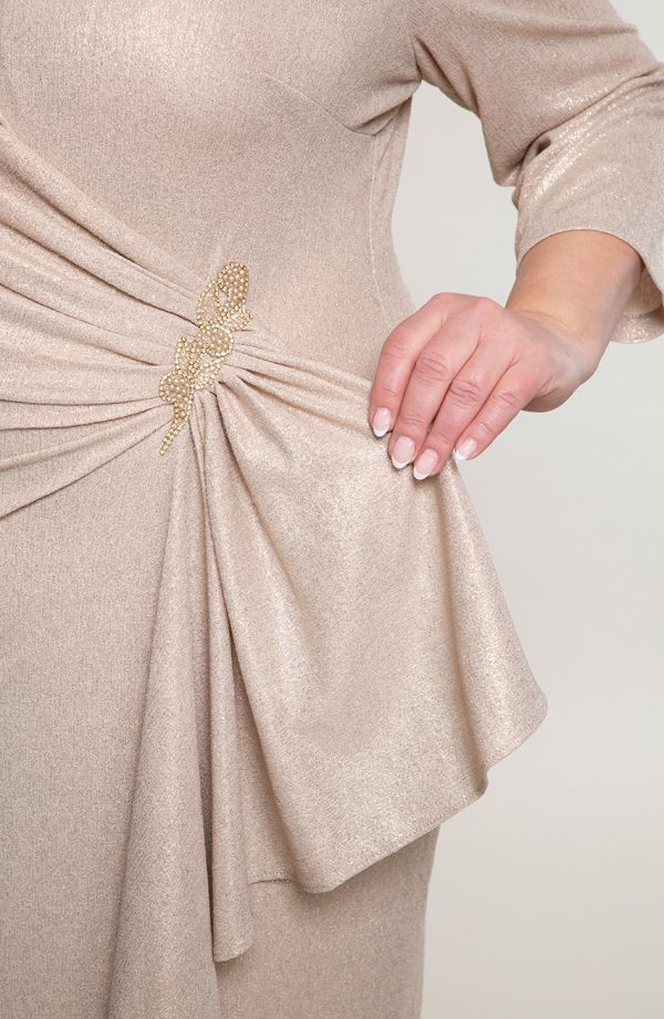 Auksinė voko formos suknelė su sage
