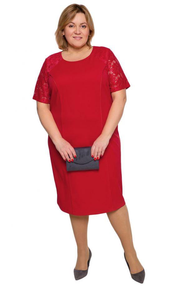 Czerwona sukienka z rękawami z koronki