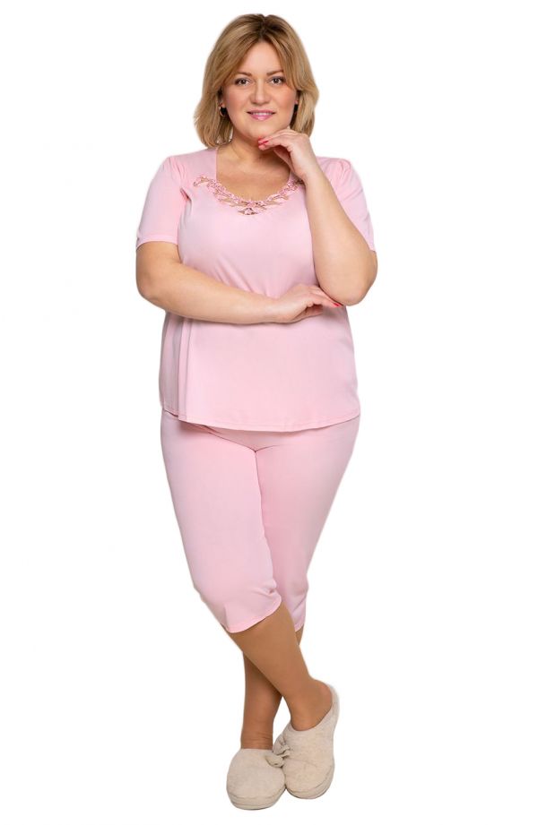 Rožinė pižama su nėriniais ties iškirpte