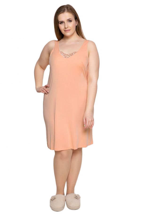 Apatinė persikų spalvos suknelė su nėriniuota iškirpte