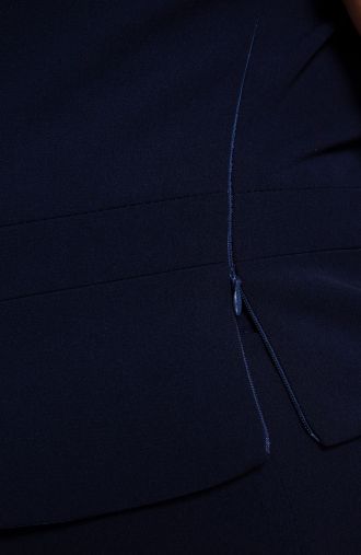 Tamsiai mėlynas trijų dalių kostiumėlis