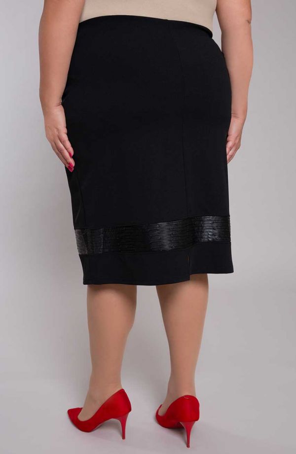 Juodas sijonas su odiniu įdėklu